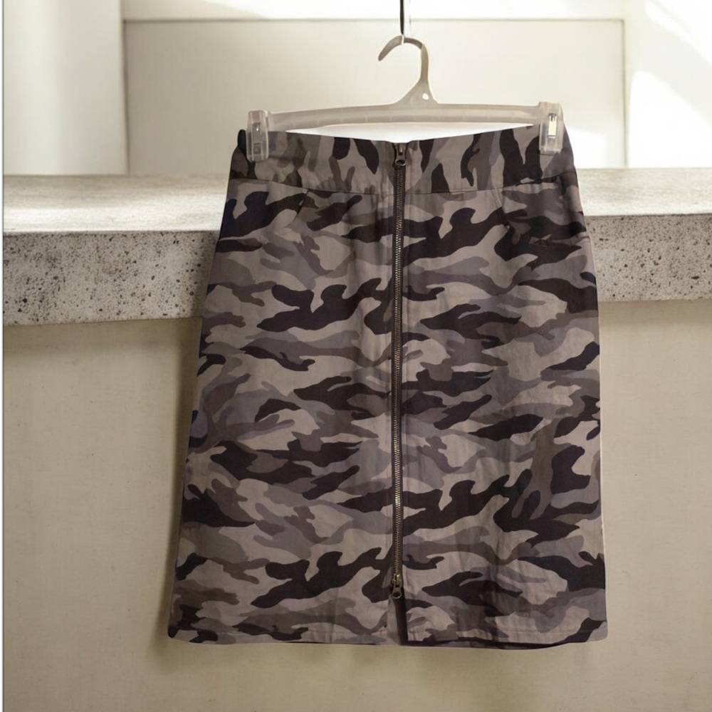 Women's Smoking Lily Greytone Camo Skirt, Double Zip, Size Small